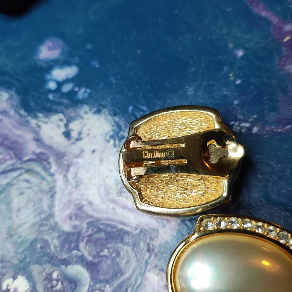 Dior Elegant Gold and Pearl Earrings - Picture 3 of 7